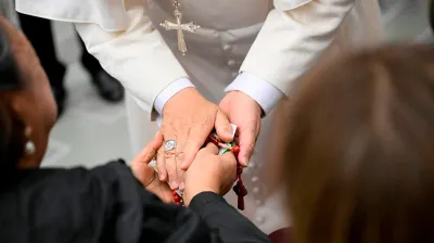 El Papa convocó a rezar el Rosario para pedir "el don de la paz"