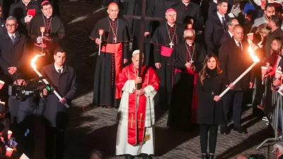 El papa León XIV encabezó su primer Vía Crucis en el Coliseo y cargó la cruz durante todo el recorrido
