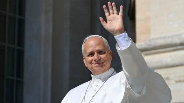 Milei recibirá al papa León XIV al pie del avión y el Gobierno evalúa transmitir su llegada por cadena nacional